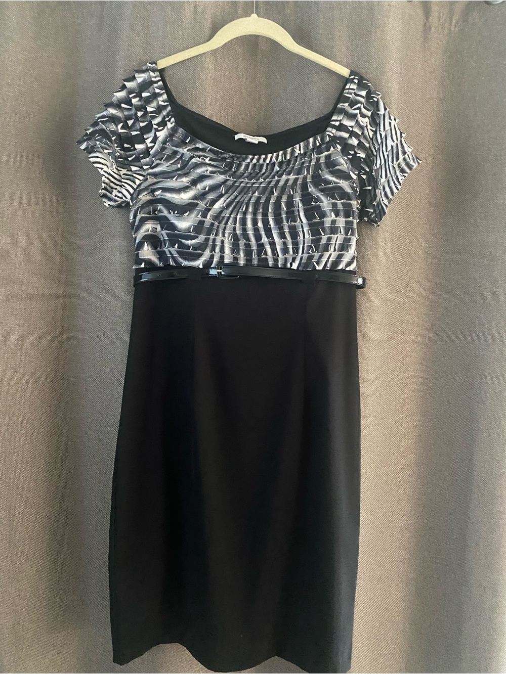 Black and White Short-Sleeve Empire-Waist Dress w/belt